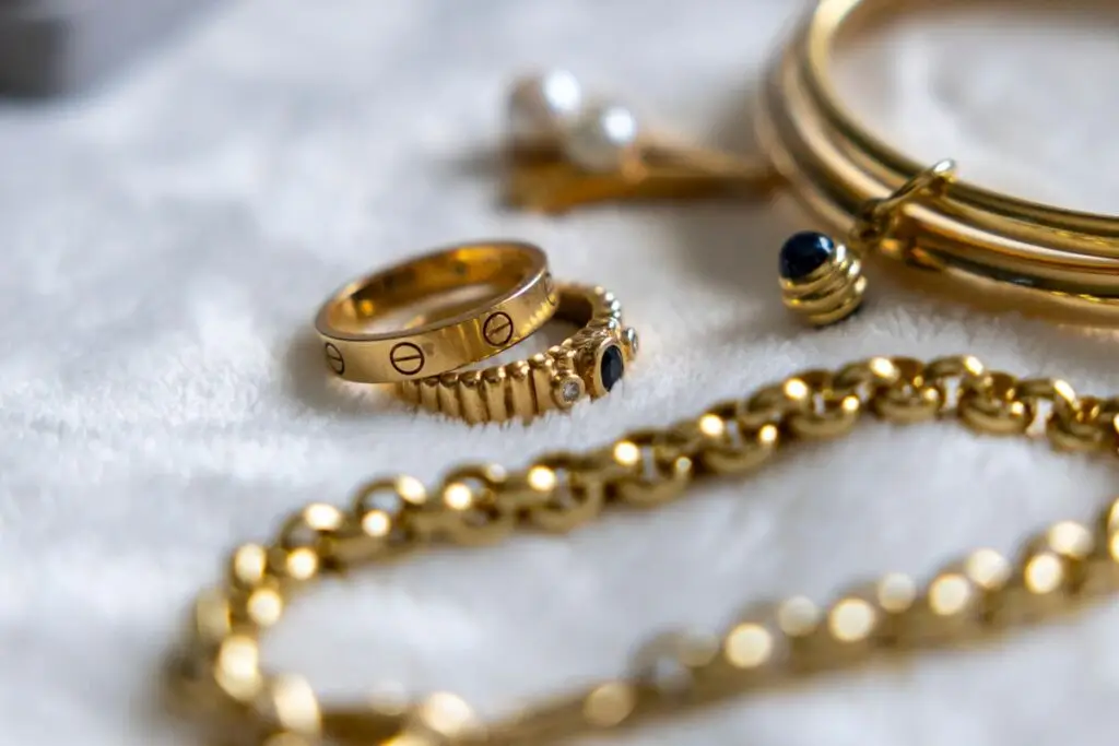 Joyas de oro preparadas para vender: anillos, pulseras y una cadena