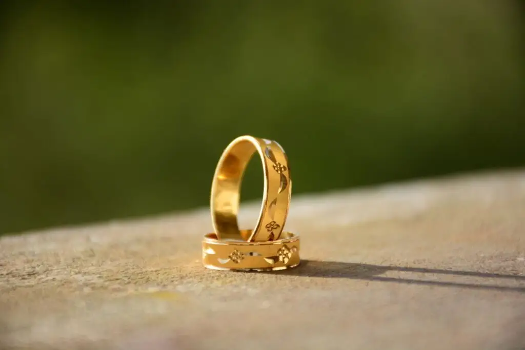 Dos alianzas de oro de 18 quilates sobre una mesa