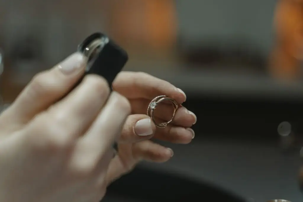 Comprobación de los quilates de un anillo de oro con una lupa de joyero